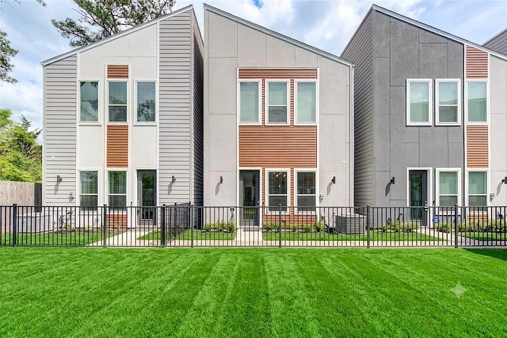 3 bed, 2.5 bath, 1428 sqft, $2,250 — Photo 1
