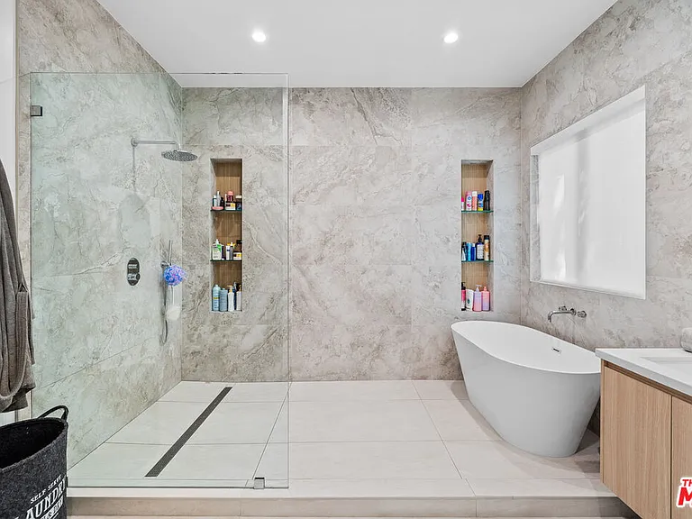 5826 Corbin Ave — Photo 22