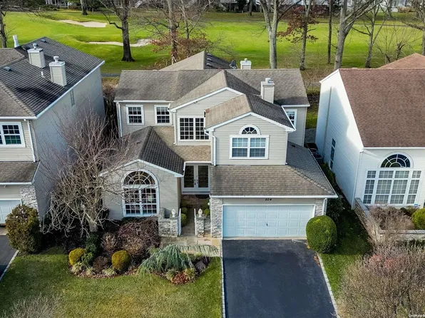 204 Windwatch Drive #1, Hauppauge, NY 11788