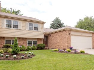 528 Dunsten Cir, Northbrook, IL 60062