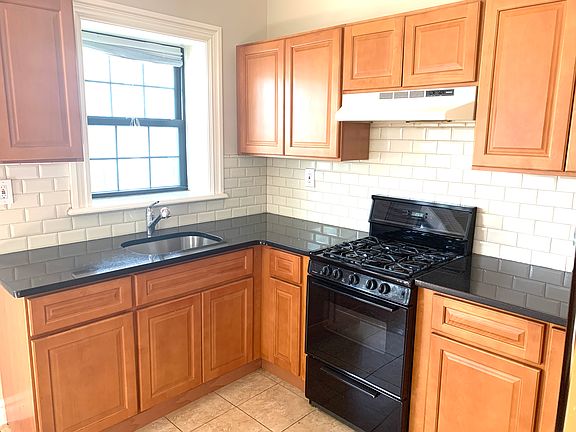 4th image of 40 Sterling St #2
