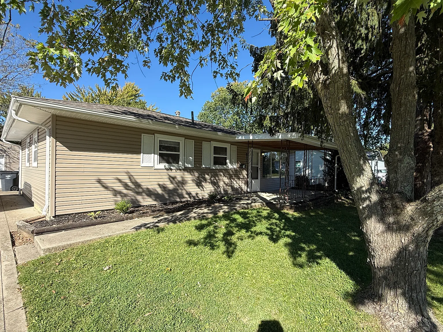 3 bed, 984 sqft, $1,650 — Photo 2