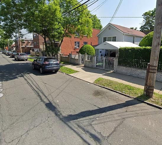 1st image of 2921 Colden Ave