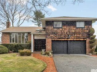 31 East Dr, Woodbury, NY 11797