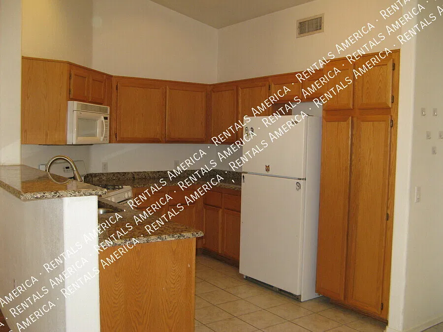 Great 3 Bed 2 Bath in Peoria! — Photo 3