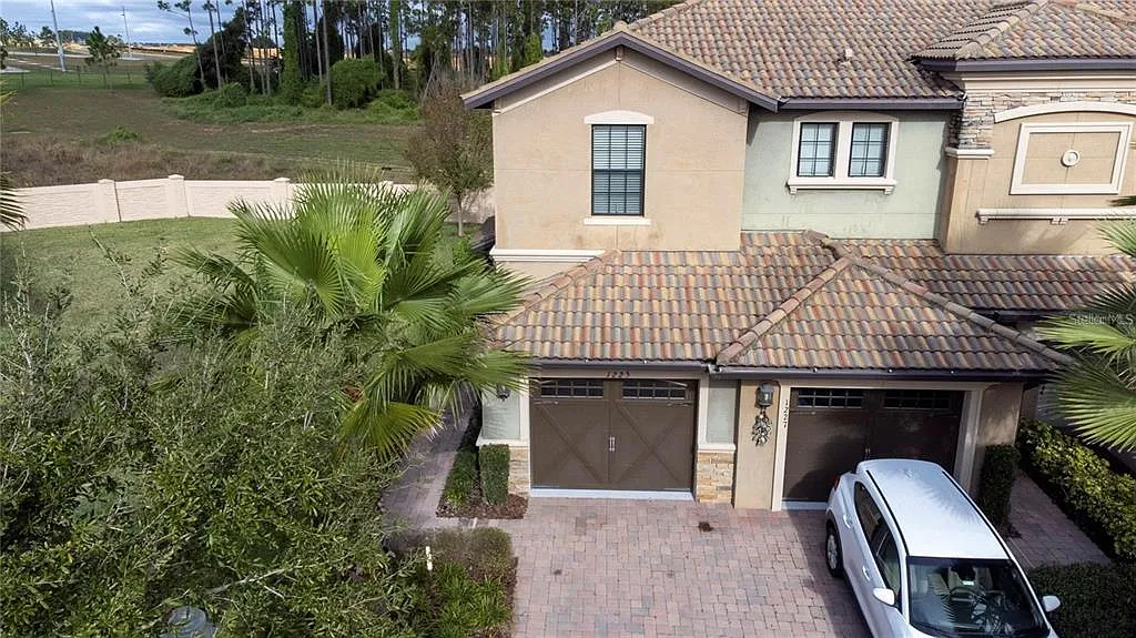 2 bed, 2.0 bath, 1409 sqft, $2,000 — Photo 2