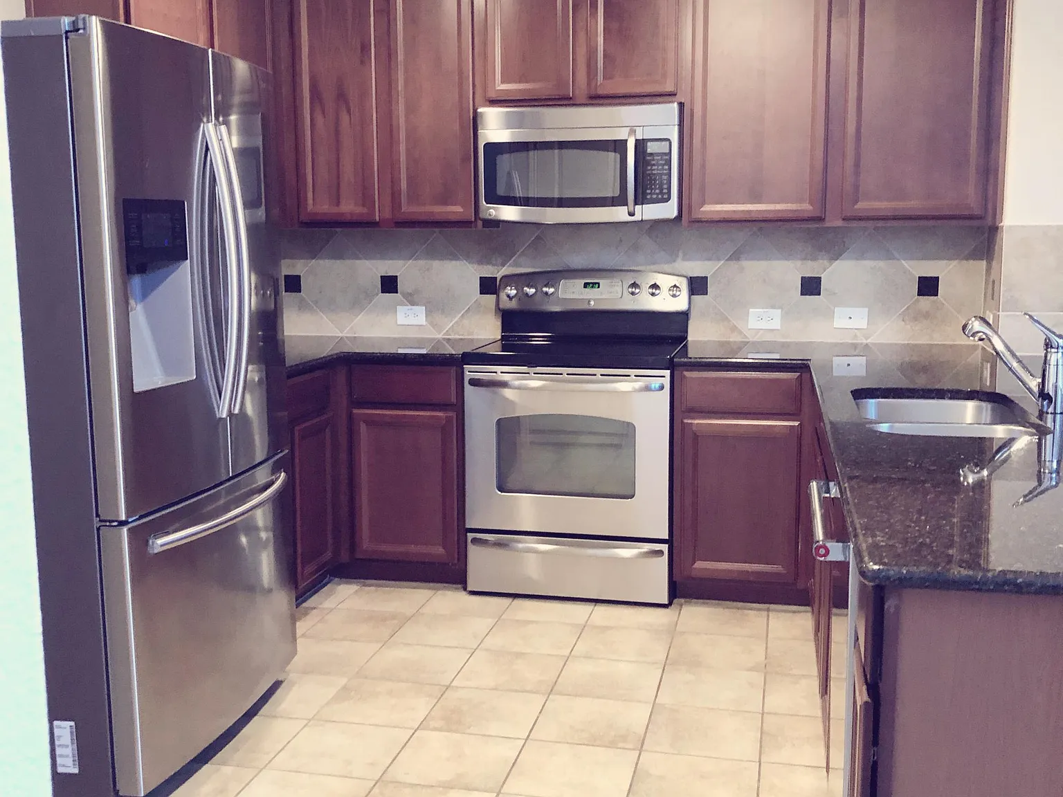1042 Lucy Ln — Photo 3