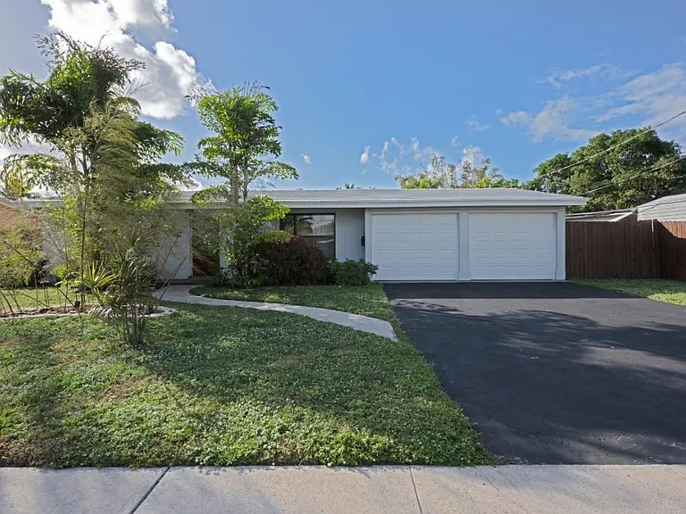 1311 SW 56th Ave — Photo 2
