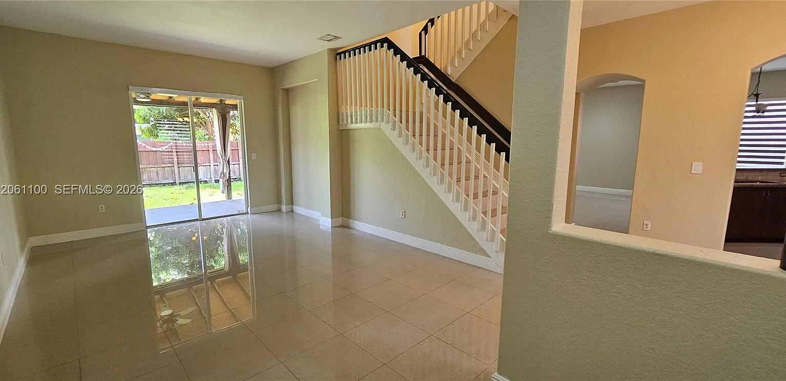 5 bed, 2552 sqft, $4,000 — Photo 3