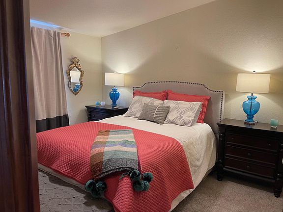 Luxury adjustalbe queen bed in the primary bedroom