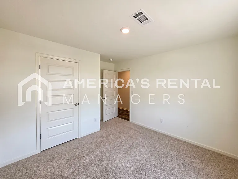 2400 Sky Dr — Photo 12