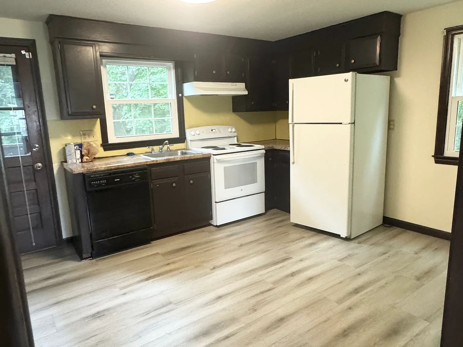 2 bed, 1.5 bath, 1000 sqft, $1,420 — Photo 2