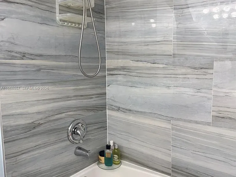 6770 Indian Creek Dr #5C — Photo 27