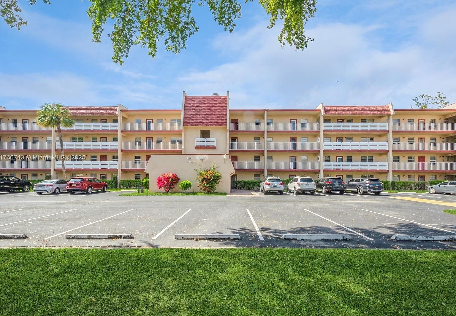 1045 Country Club Dr APT 304