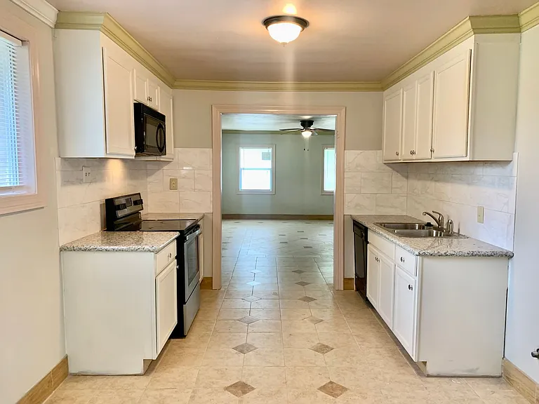5255 Astoria Dr — Photo 3
