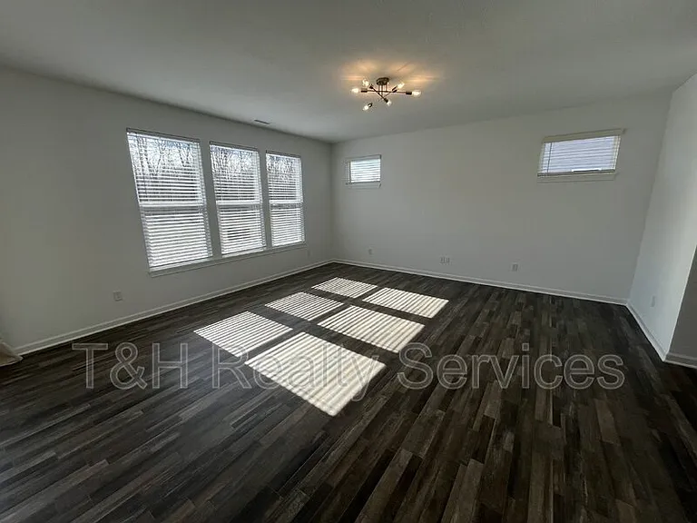 4801 Summerfield Dr — Photo 5