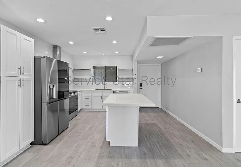 314 W Maryland Ave #A — Photo 3