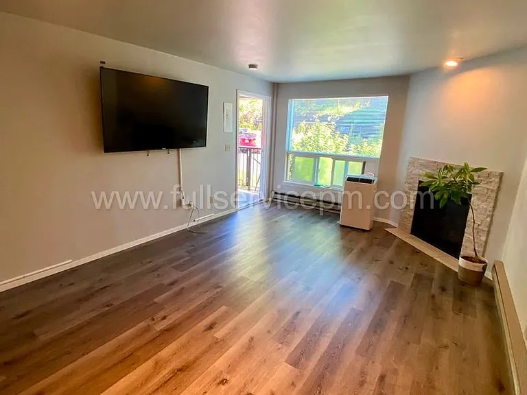 9416 1st Ave NE #108 — Photo 17