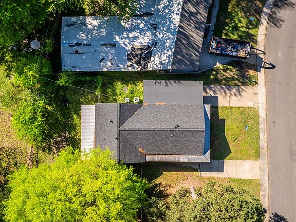 5th image of 715 Oakwood Dr