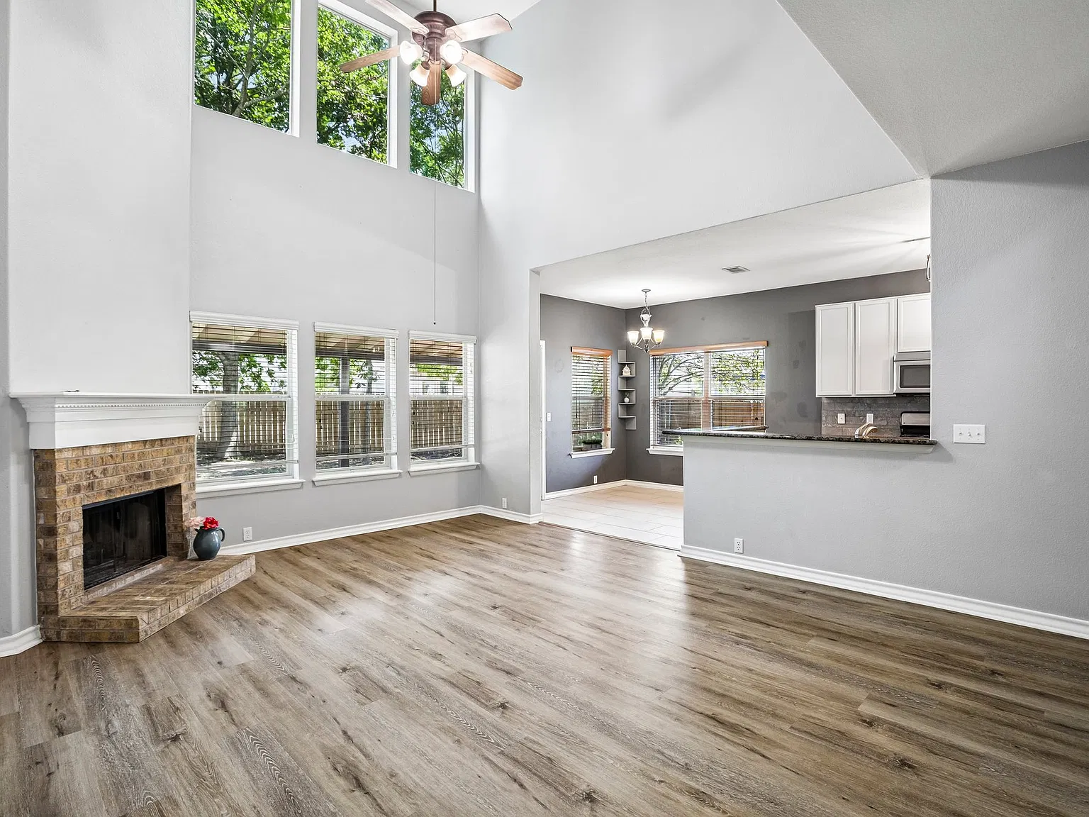 4 bed, 2.5 bath, 2359 sqft, $2,400 — Photo 2