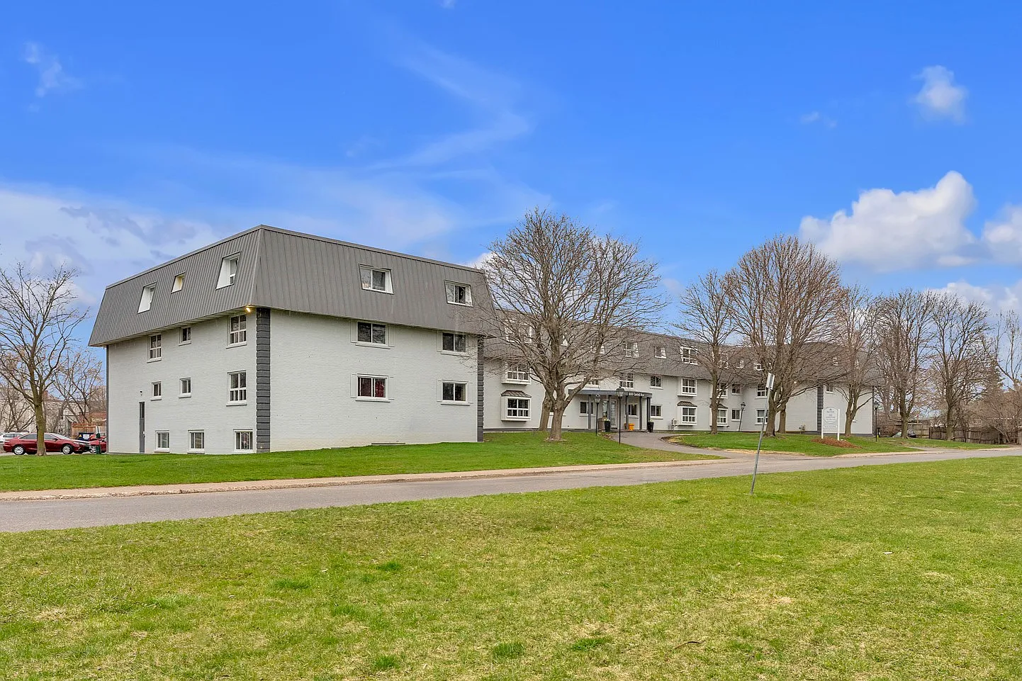 Frontenac Arms Apartments — Photo 1