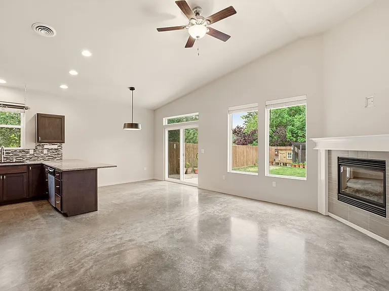 3906 E 31st Ave — Photo 10