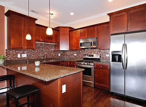 4th image of 2332 W Belmont Ave APT 2