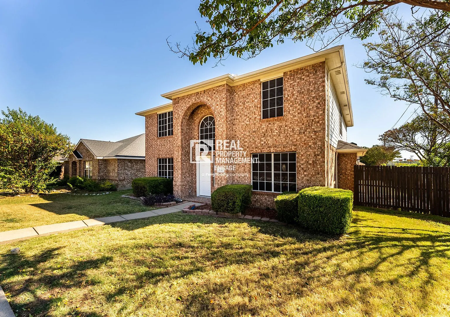 Beautiful 3 bed 2.5 Corner Home Ready to Move-In! — Photo 3