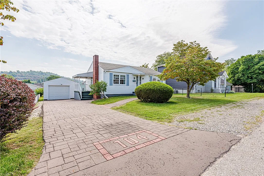 104 Roberts St photo 1