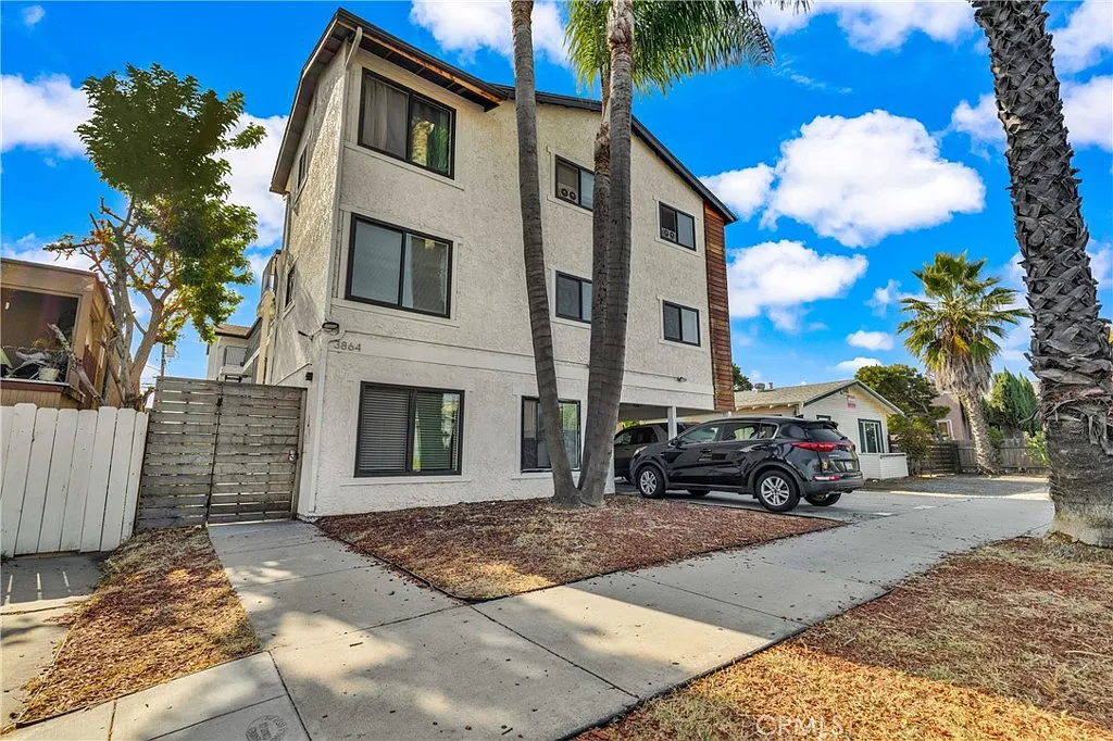 2 bed, 700 sqft, $2,300 — Photo 1