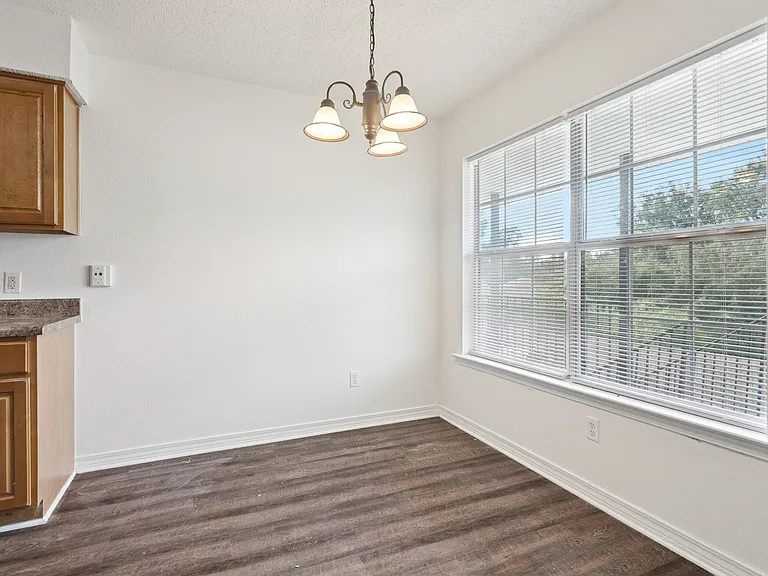 Courtney Heights — Photo 18
