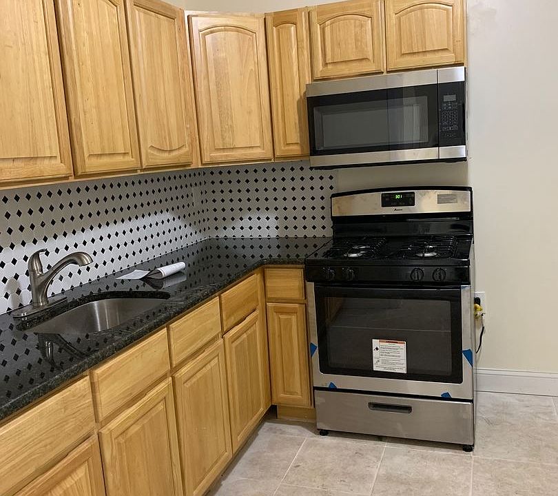 1st image of 304 N 5th St APT 1