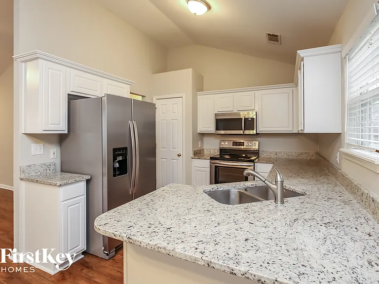 900 Charleston Ct — Photo 6