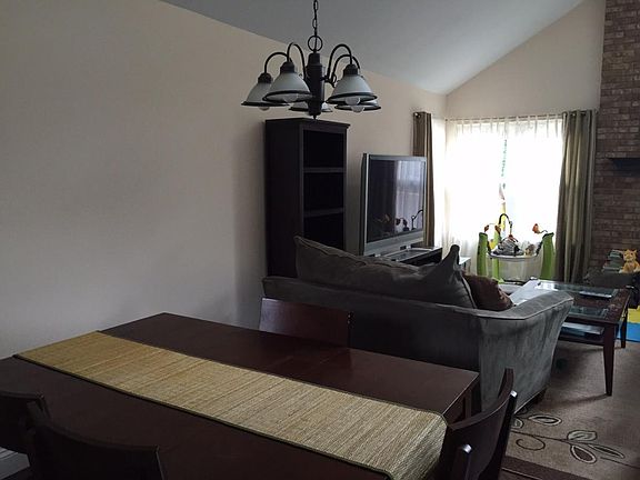 4th image of 406 Valparaiso Ct