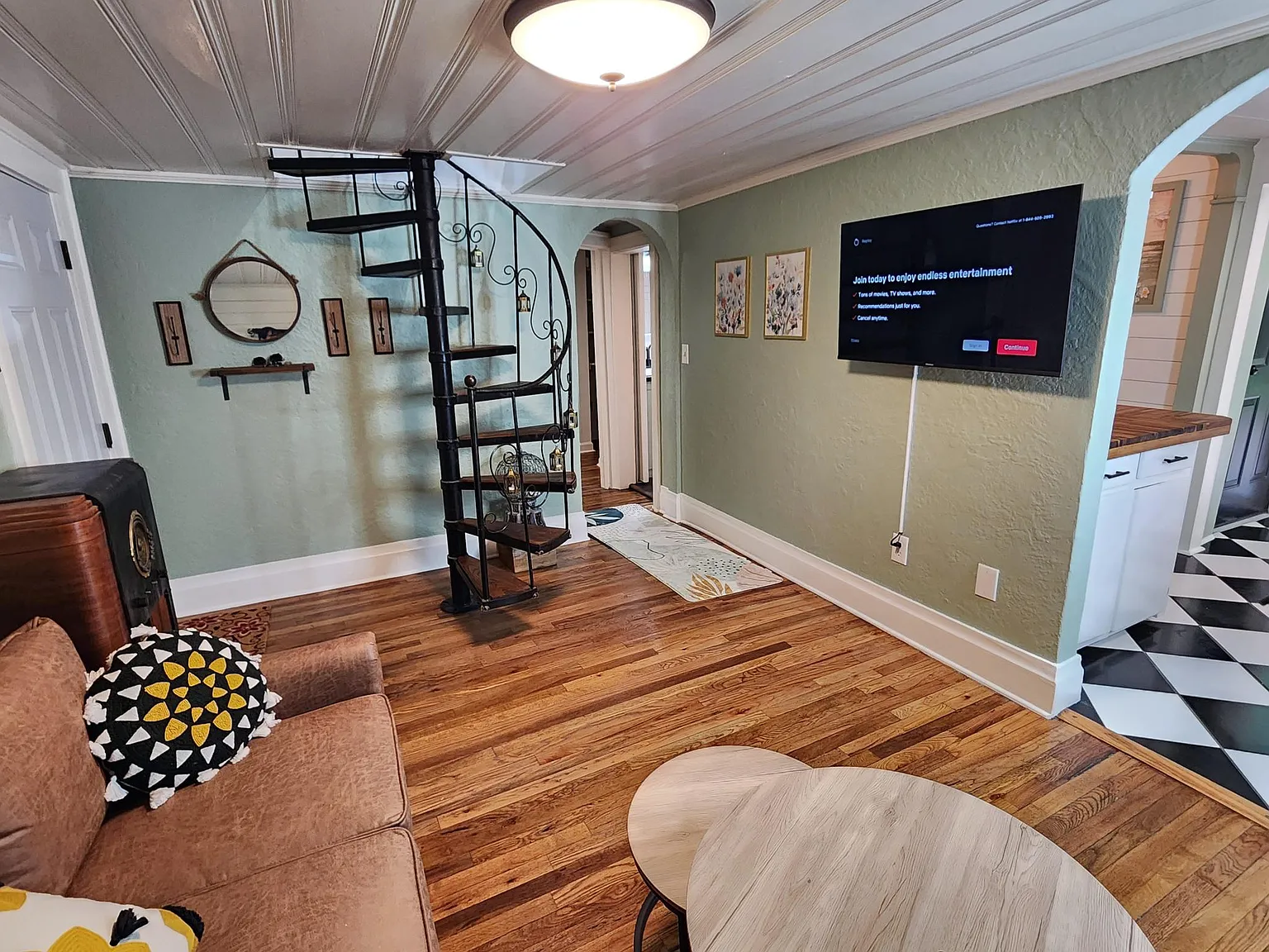 2 bed, 882 sqft, $1,350 — Photo 2