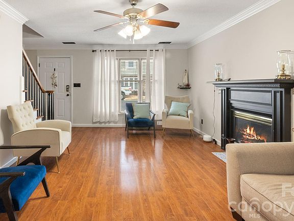 5th image of 691 Carlton Dr
