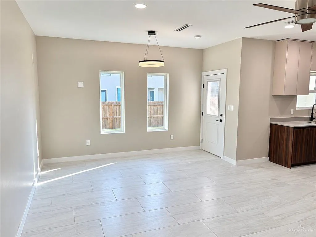 3 bed, 2.5 bath, 2096 sqft, $2,100 — Photo 3