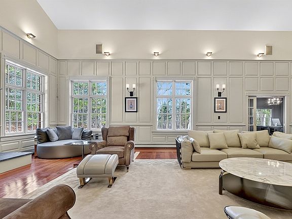 5th image of 451 Wellesley St