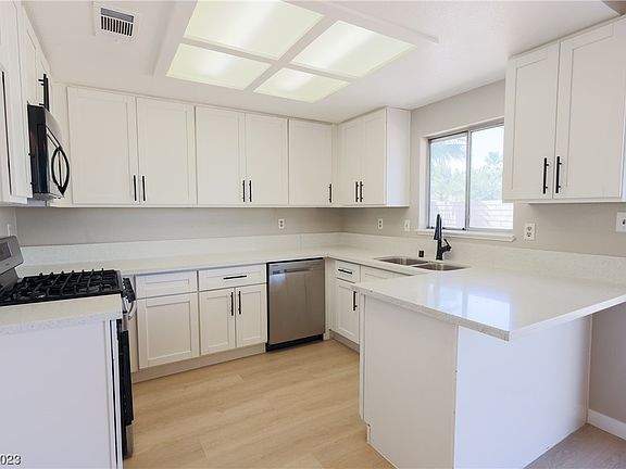 5th image of 3320 Bridgeport Dr