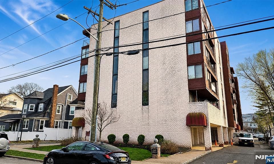 1st image of 55 Clinton Pl APT 304