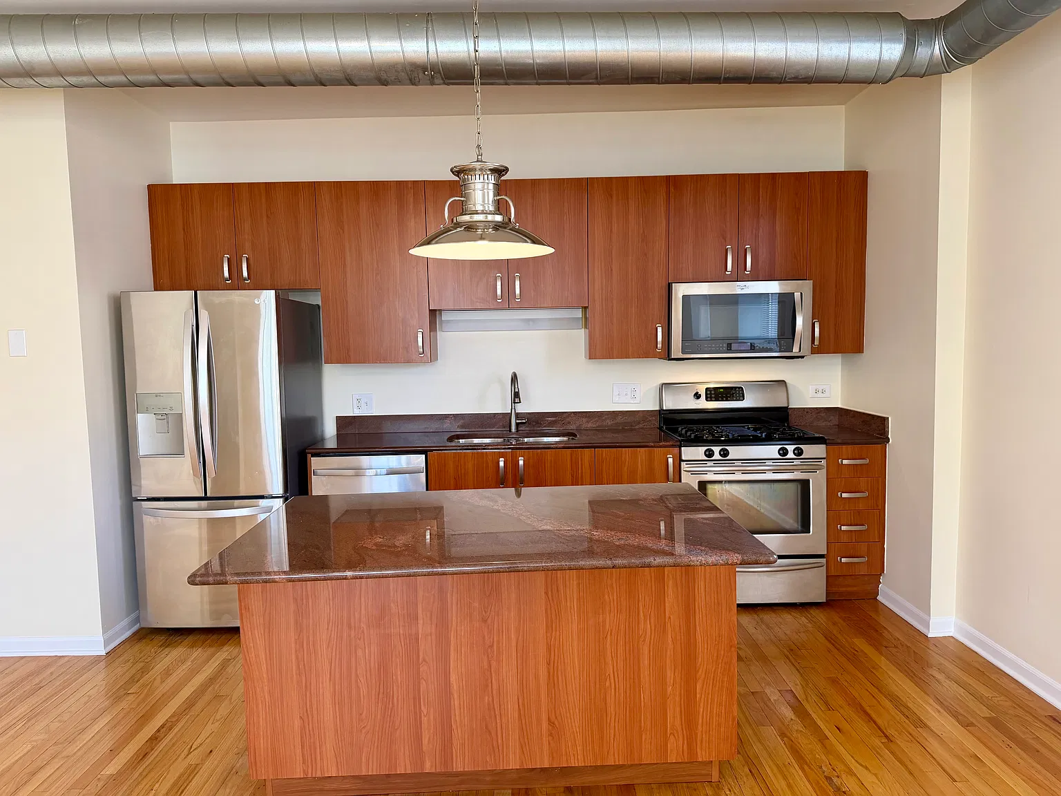 2 bed, 1250 sqft, $2,400 — Photo 4