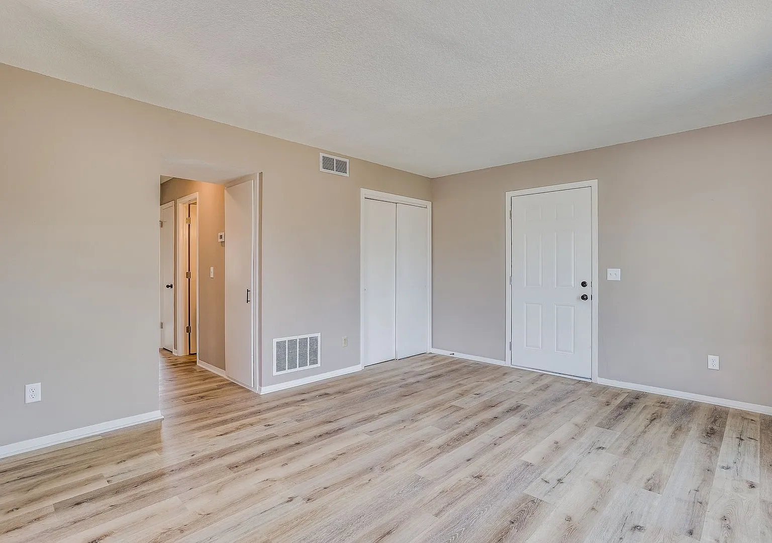 1515 E El Monte St — Photo 3
