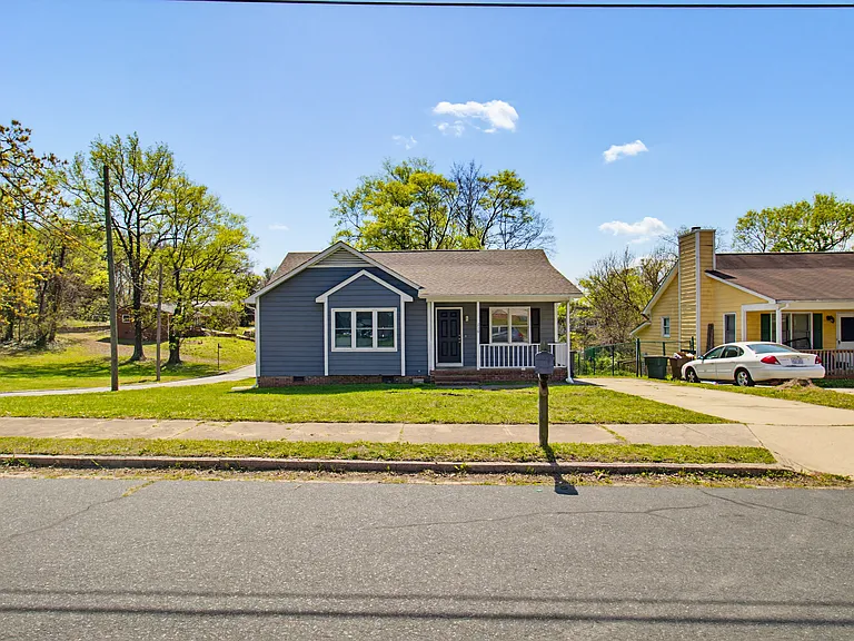 210 E McCulloch St — Photo 5