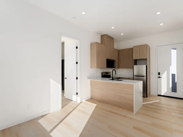 Top Floor, Laundry, Luxurious and Newly Built, 4605 Almayo Ave, San Diego, CA 92117