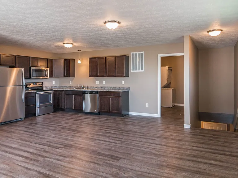 406 W Barker Pl — Photo 1