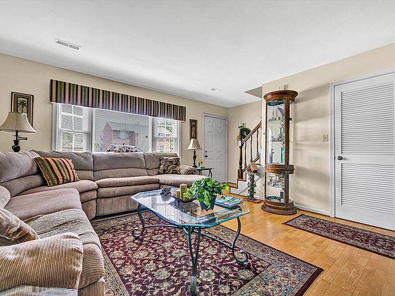 3rd image of 1308 Parkdale Manor Dr