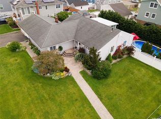 255 E Shore Rd, Lindenhurst, NY 11757