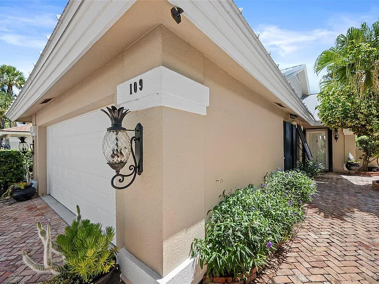 109 Seashore Dr — Photo 3
