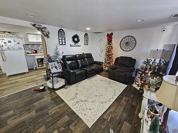 3rd image of 811 Watson St