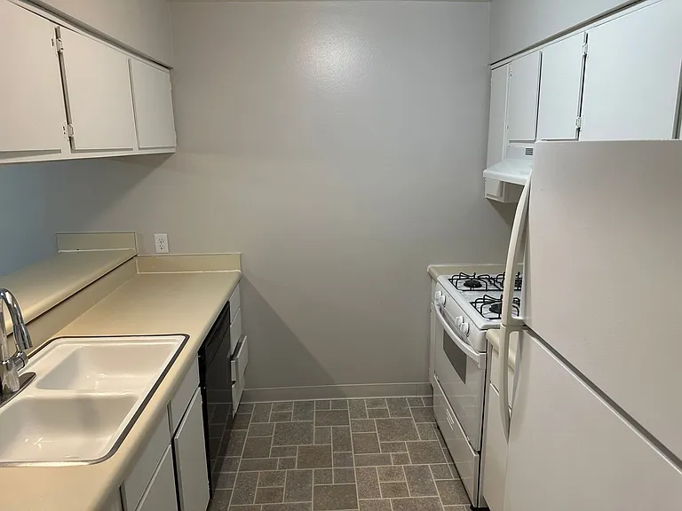 Coventry Court West Apartments — Photo 53
